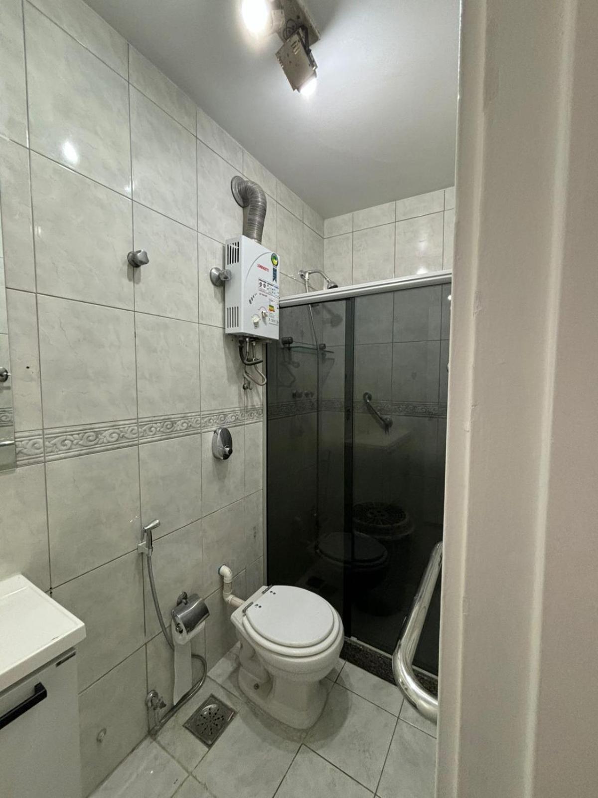 Apartamento Espacoso E Iluminado, 1 Quadra Da Praia, Ar Condicionado *
